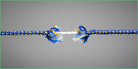 Een blauw touw dat in het midden zwaar beschadigd is, slechts door een paar draden bij elkaar wordt gehouden en op het punt staat te breken